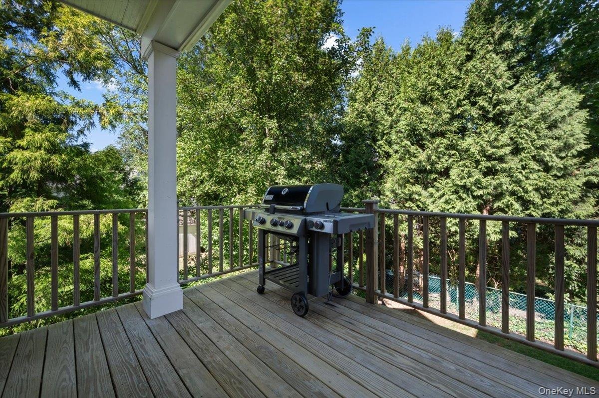 Covered deck off kitchen/dining
