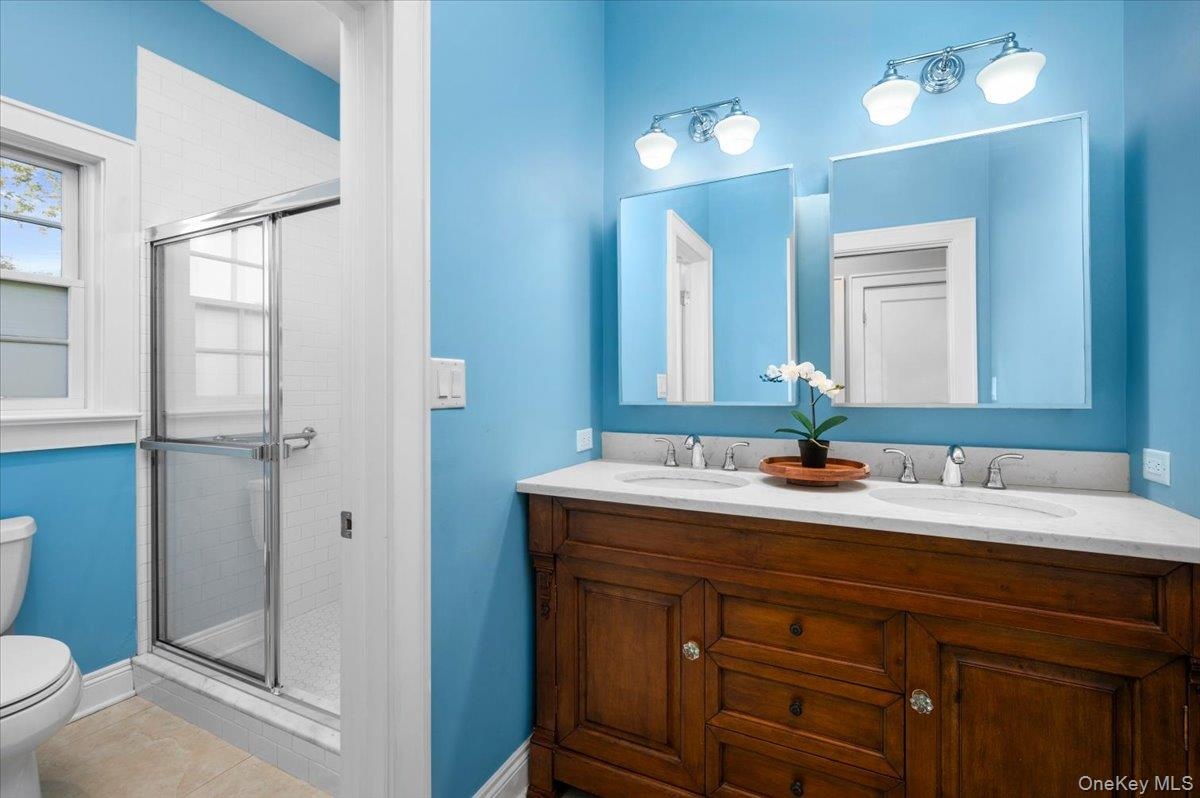 Hall bath with separate toilet/shower area perfect for privacy