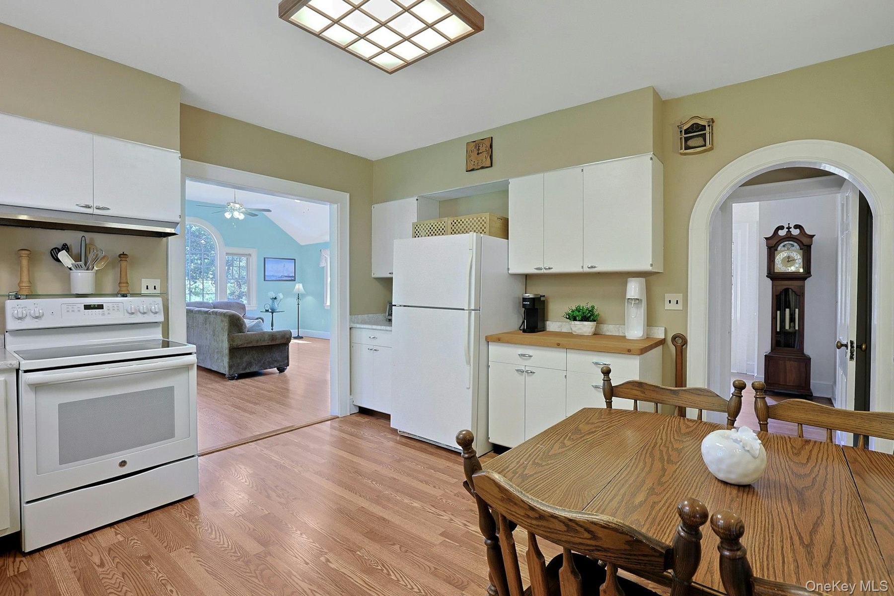 Charming kitchen with arched doorway