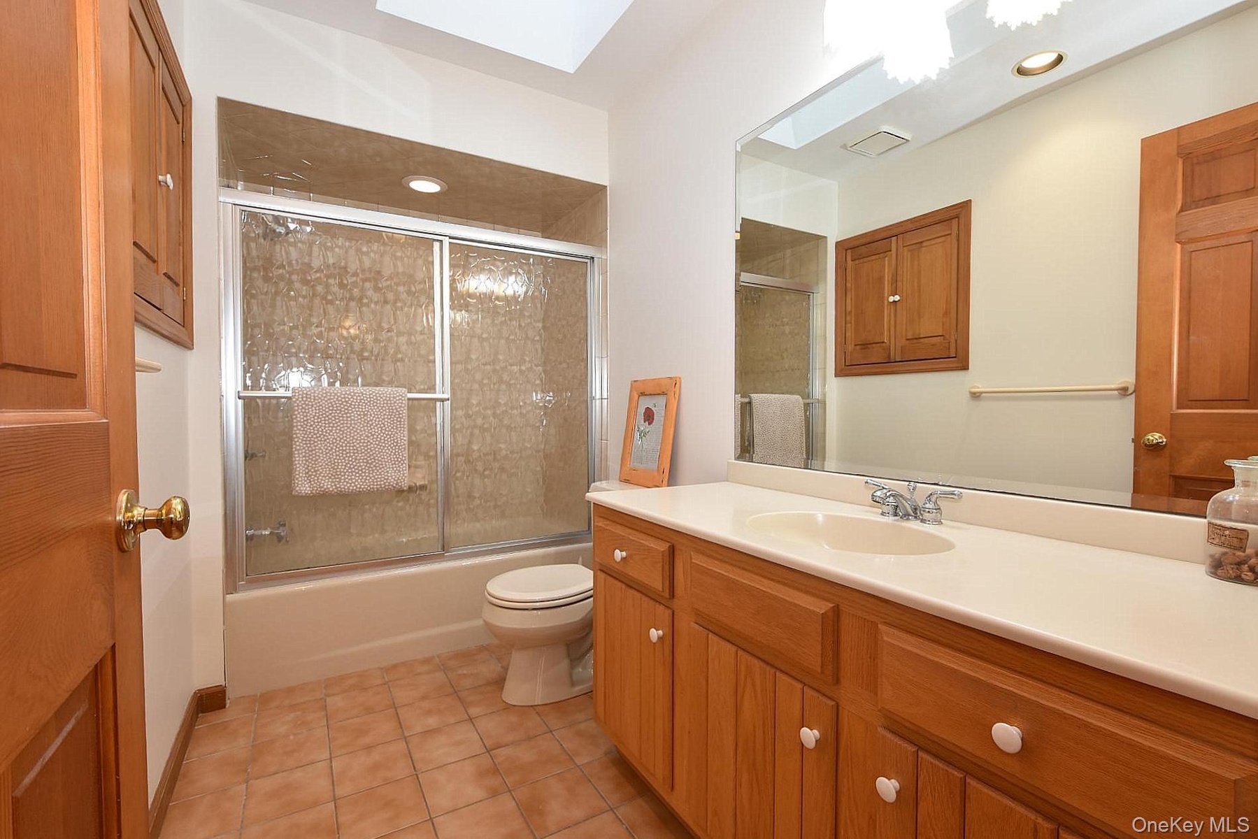 Upper level full bathroom