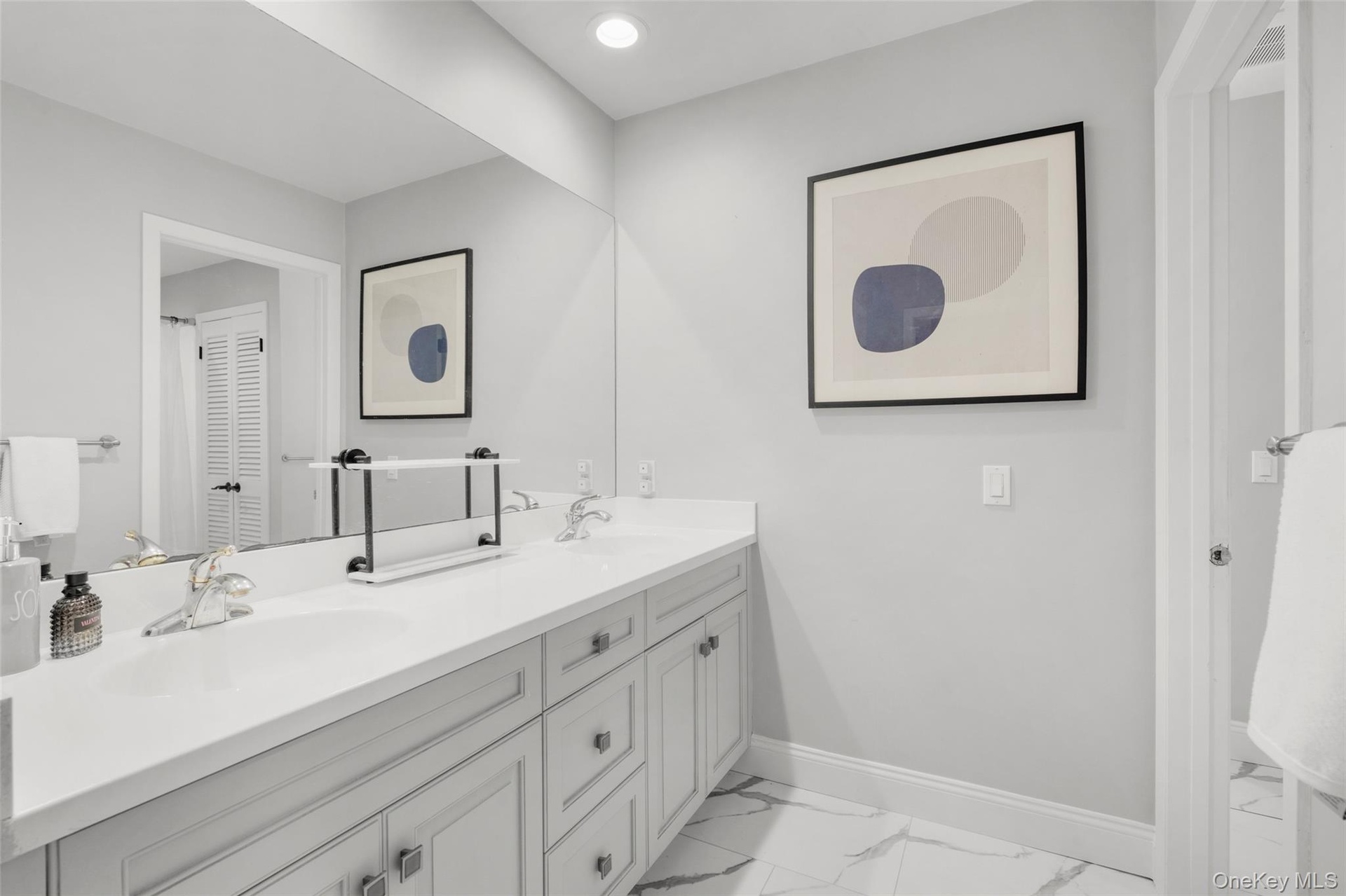 Hallway Bathroom Dbl Vanity w/Shower and Separate Bathtub