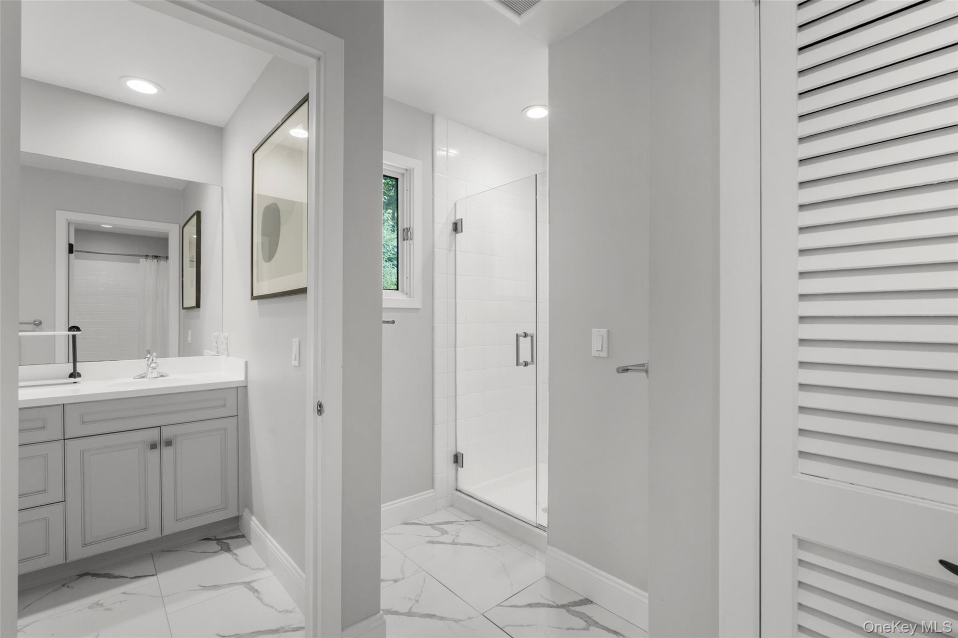 Hallway Bathroom Dbl Vanity w/Shower and Separate Bathtub