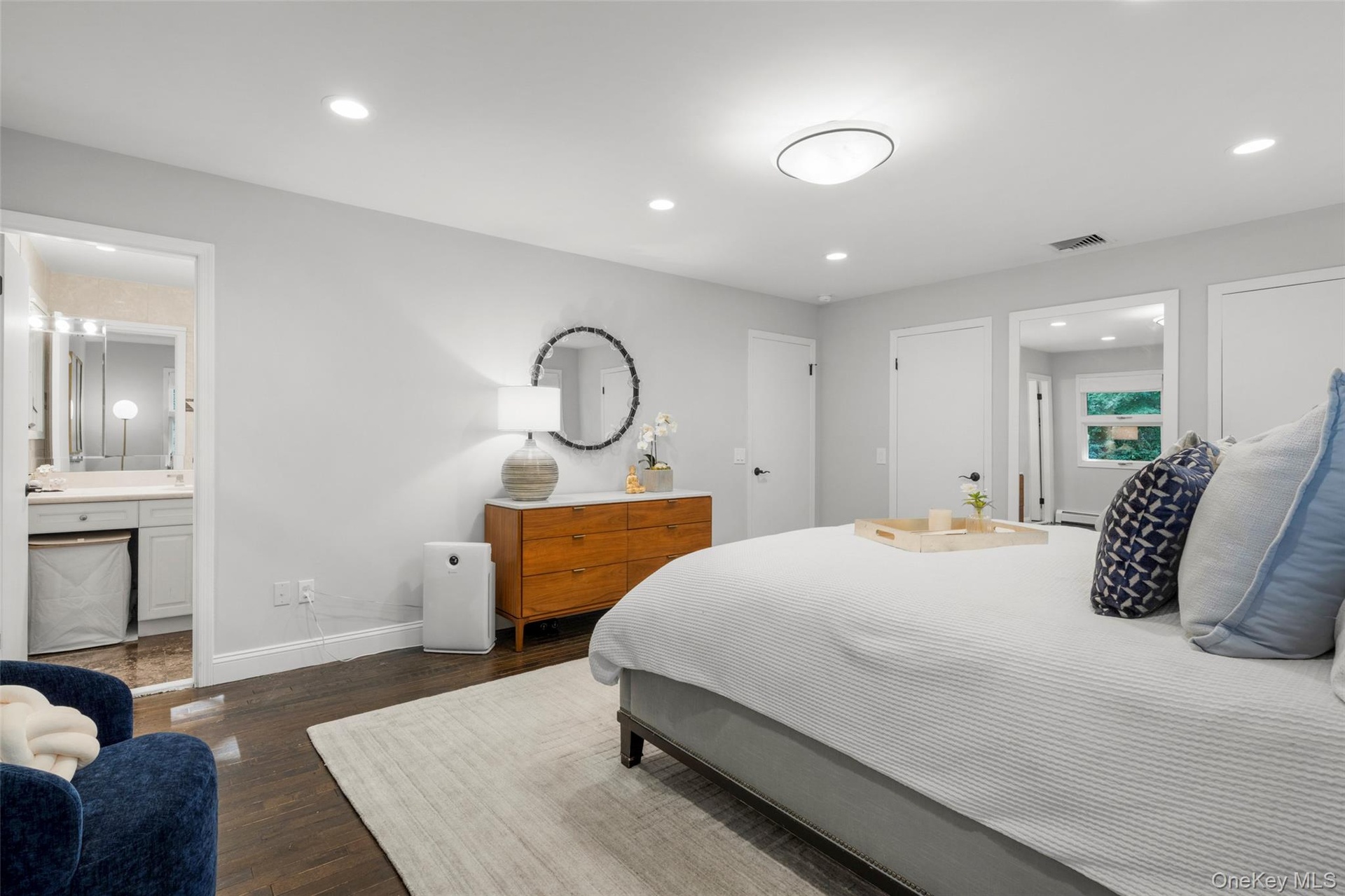 Primary Bedroom w/ En-Suite Bathroom