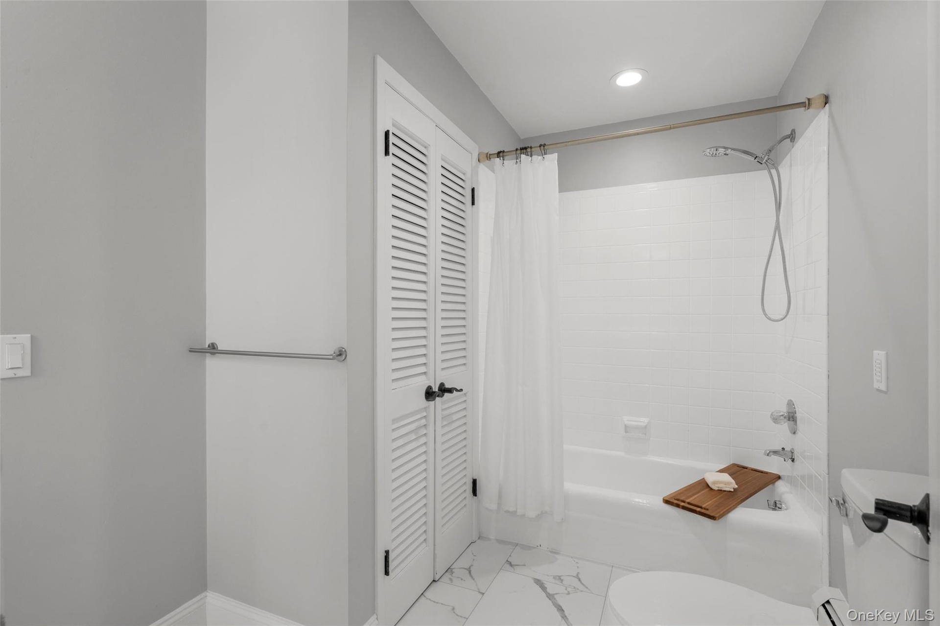 Hallway Bathroom Dbl Vanity w/Shower and Separate Bathtub