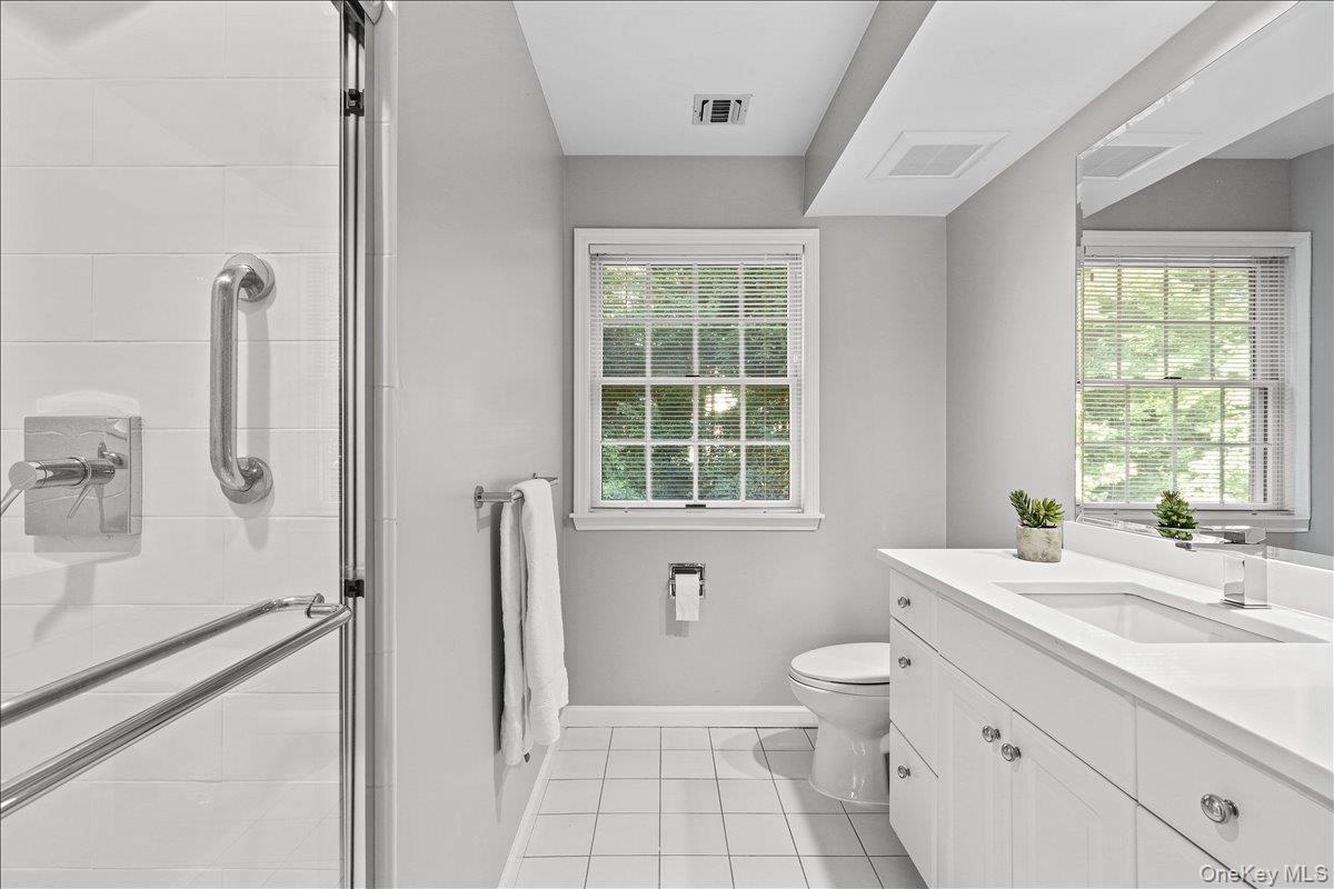 Hall Bathroom w/Stall Shower