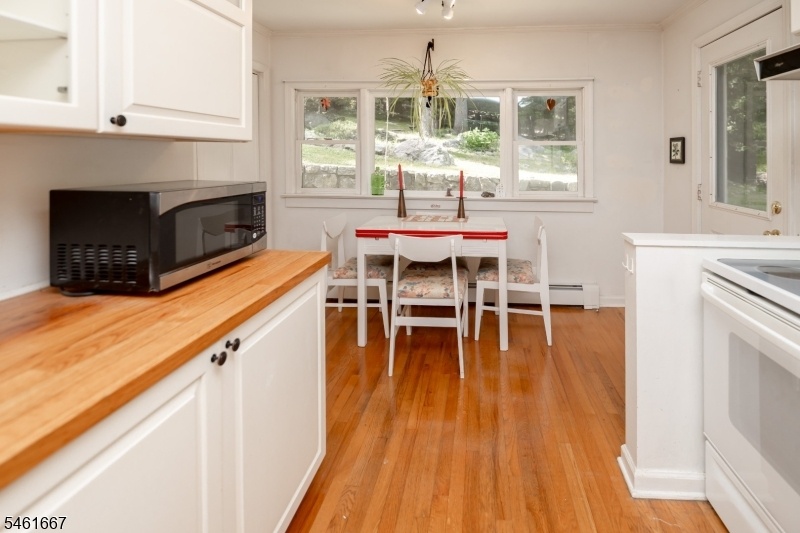 view of kit and breakfast nook