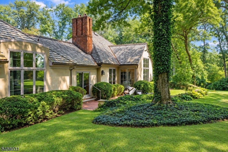 Ivy Framed Lawn