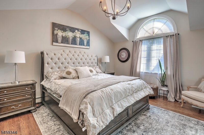 Primary Bedroom w/High ceiling