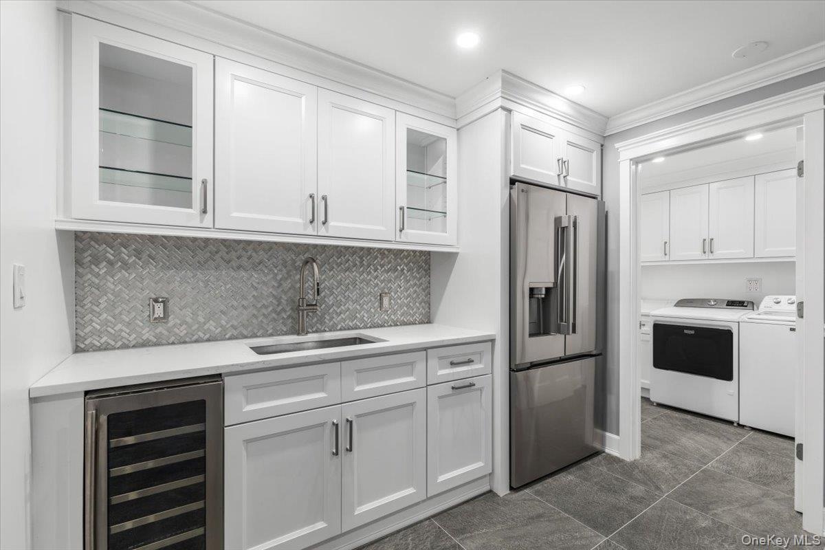 Lower Level- Wet bar