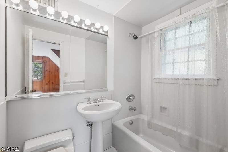 Bedroom over garage w/ensuite