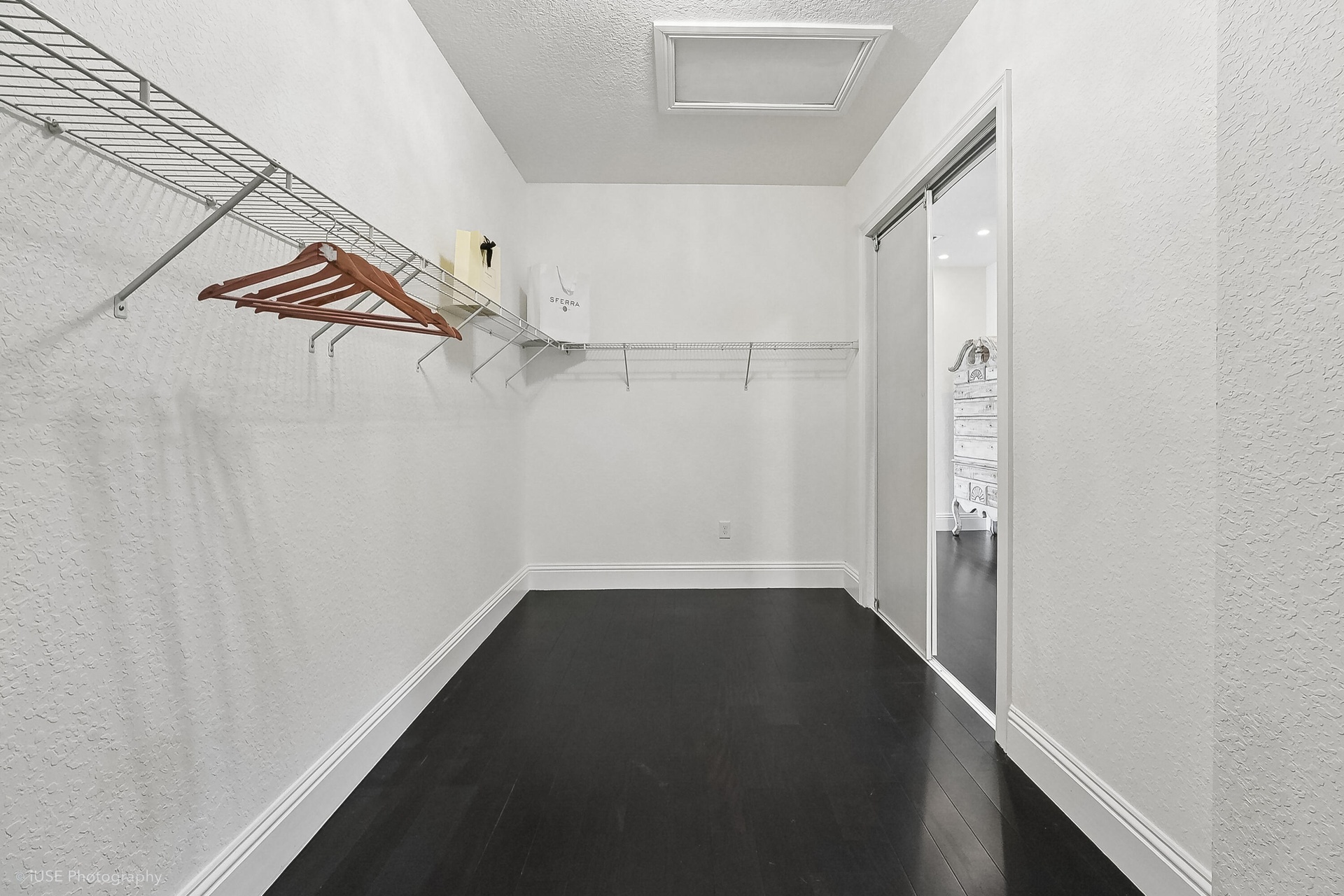 WALK-IN CLOSET