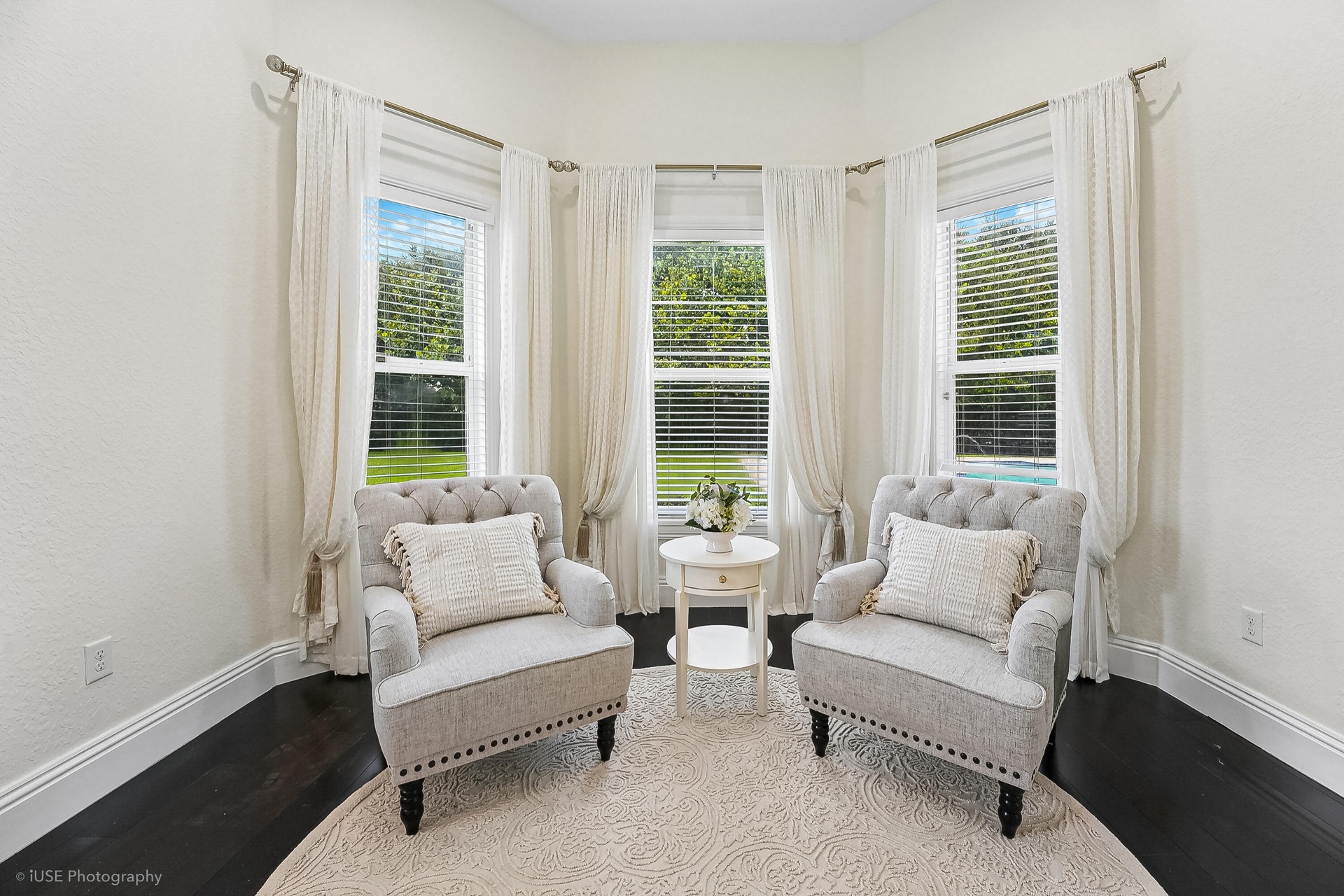 MASTER BEDROOM | SITTING AREA