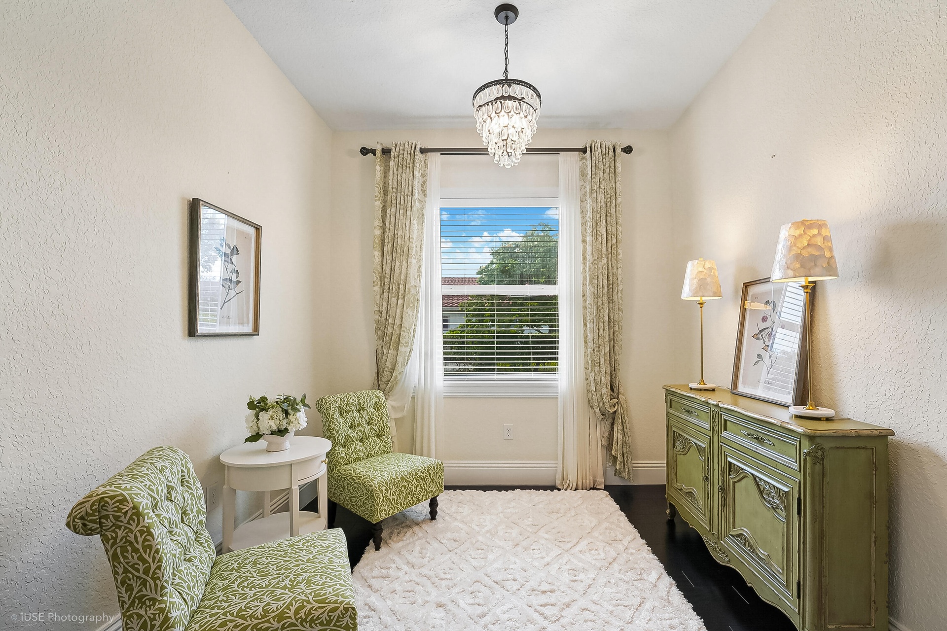 MASTER BEDROOM | SITTING AREA