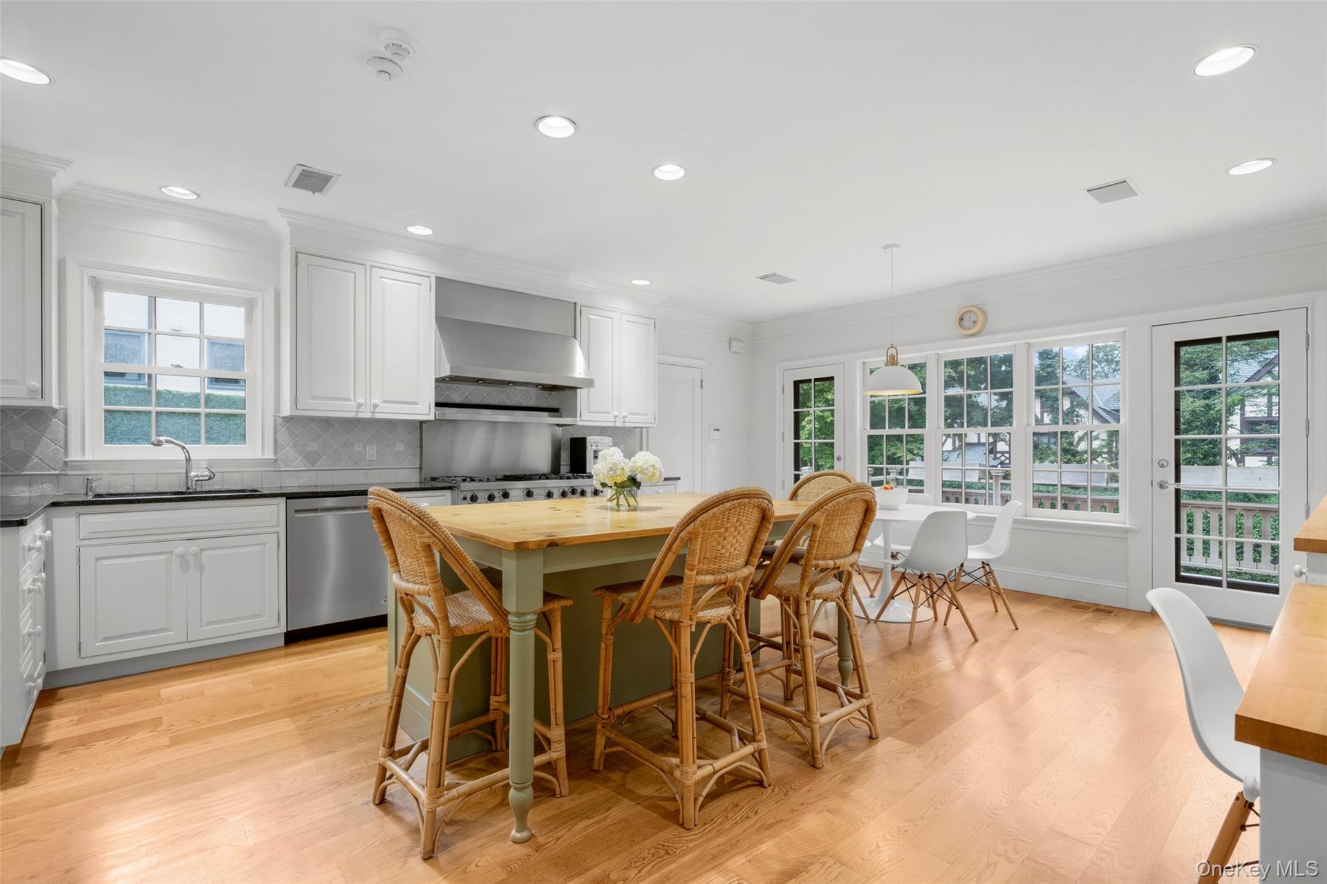 large Eat-in chef's kitchen
