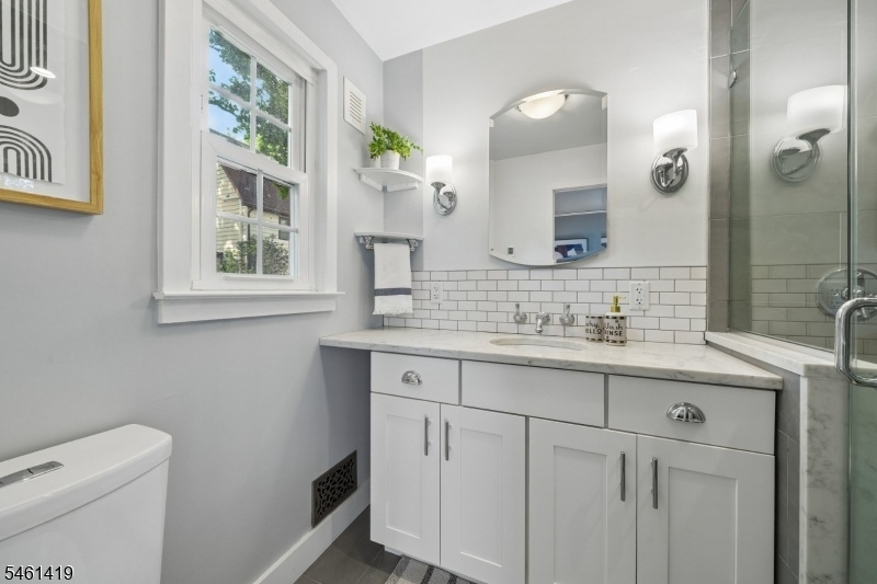 1st Floor Full Ensuite Bath