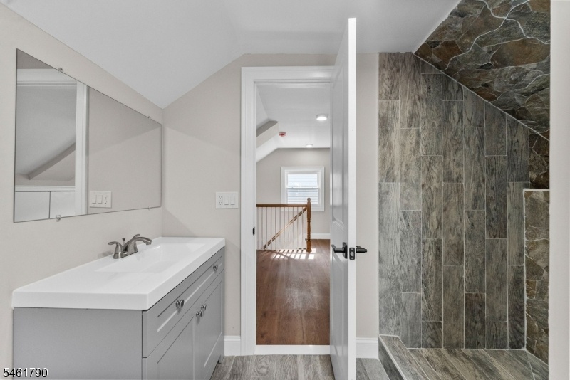 Primary En-Suite Bath