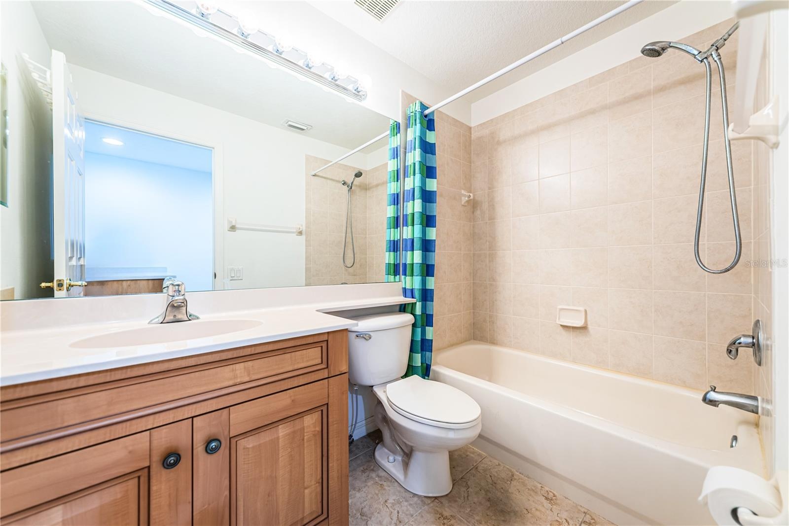Full bath adjoining rec room/family roon