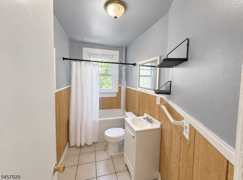 2ND FL BATHROOM