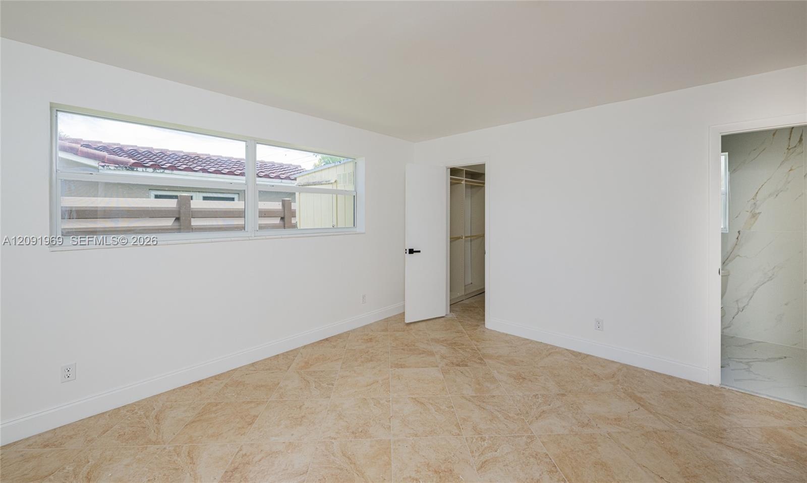Master Bedroom/w Walking Closet & Master Bathroom