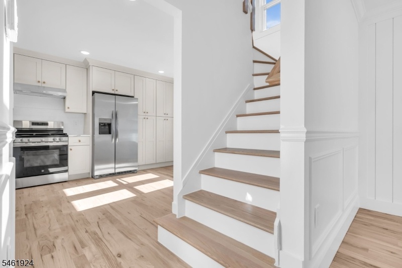 STAIRS TO 2ND LEVEL
