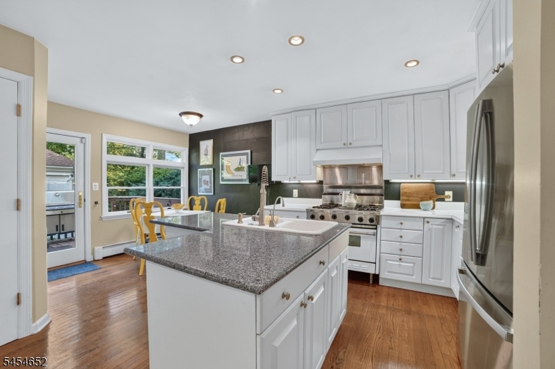Kitchen w Center Island