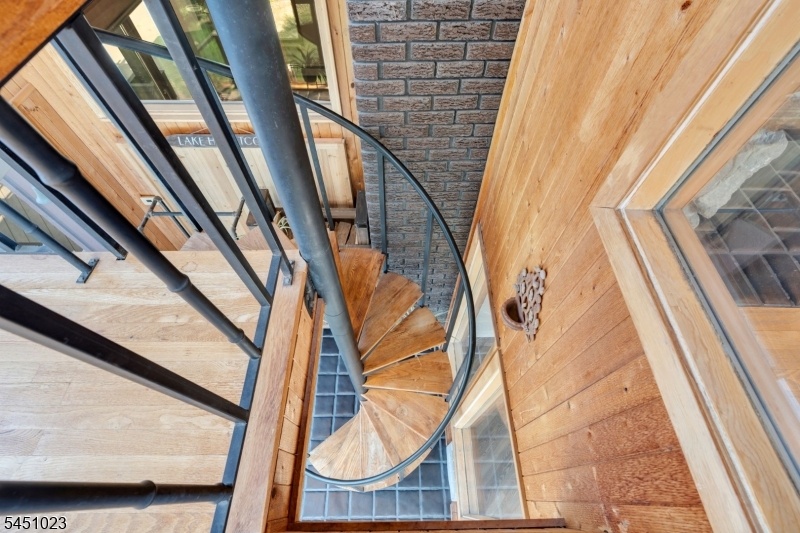 Connecting stairs in sunroom