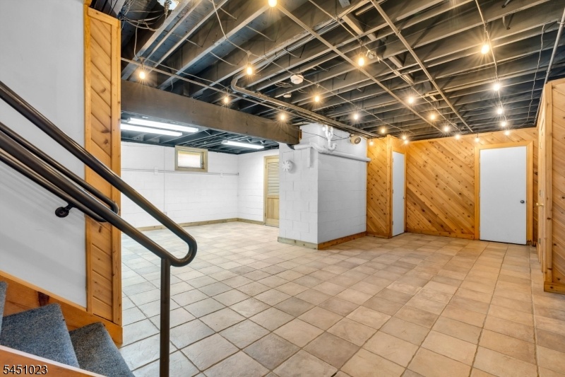 Full basement family rm