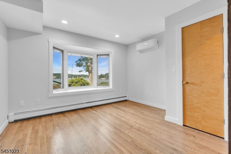Bedroom 1st floor #2 Lake view