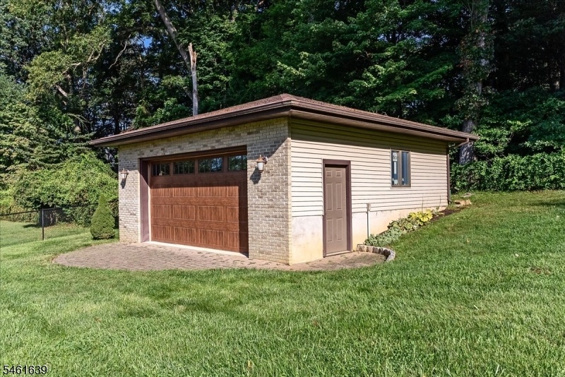 DETACHED 2 CAR GARAGE