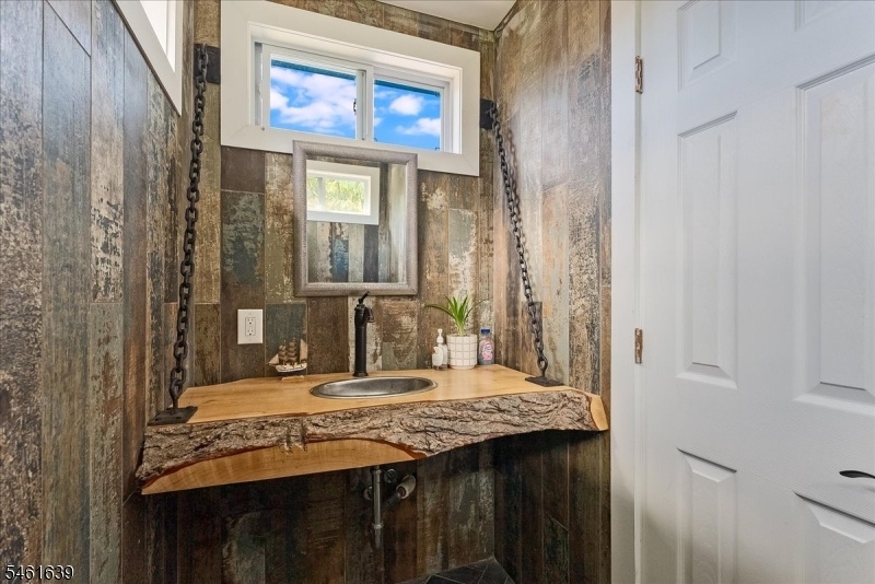 POOL HOUSE BATHROOM