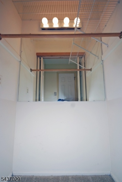 PB Walk-In Closet w/Mirror