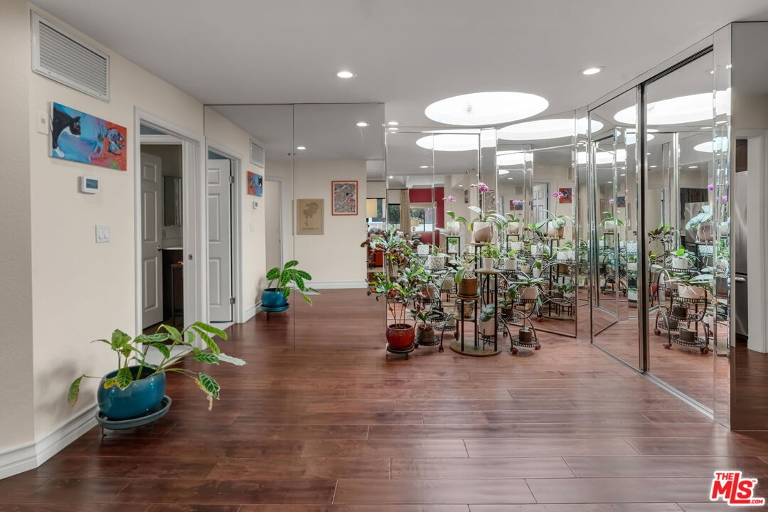 Front hall atrium