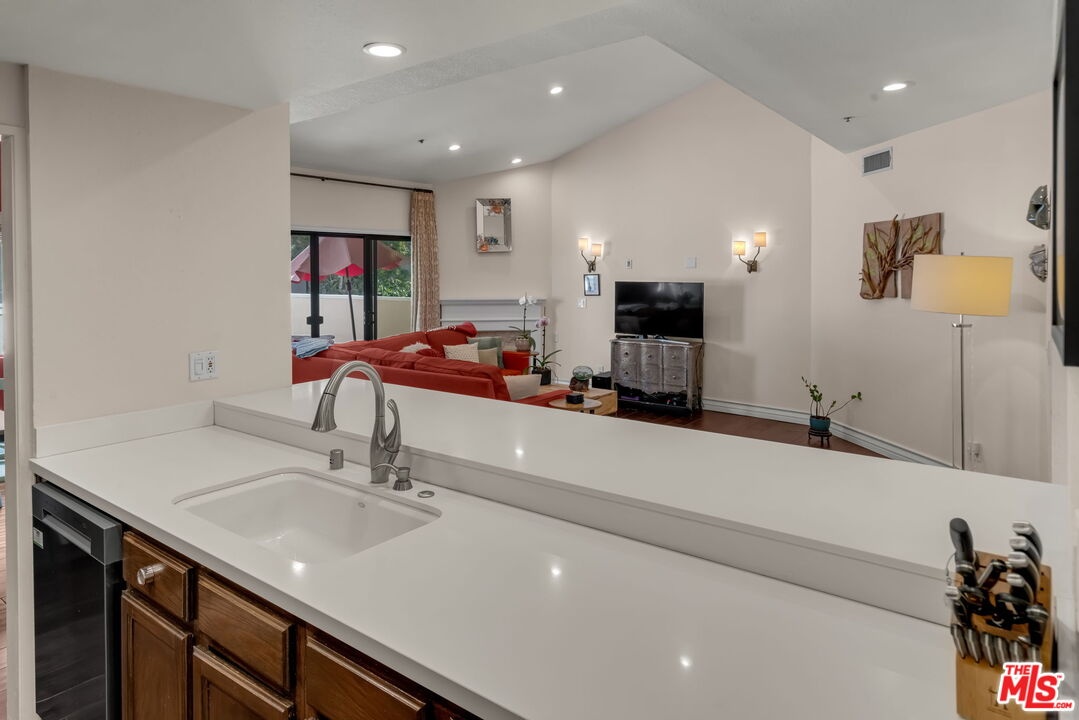 Kitchen counter lookng to grea