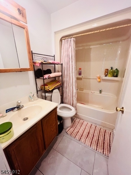 Full bathroom 2nd floor