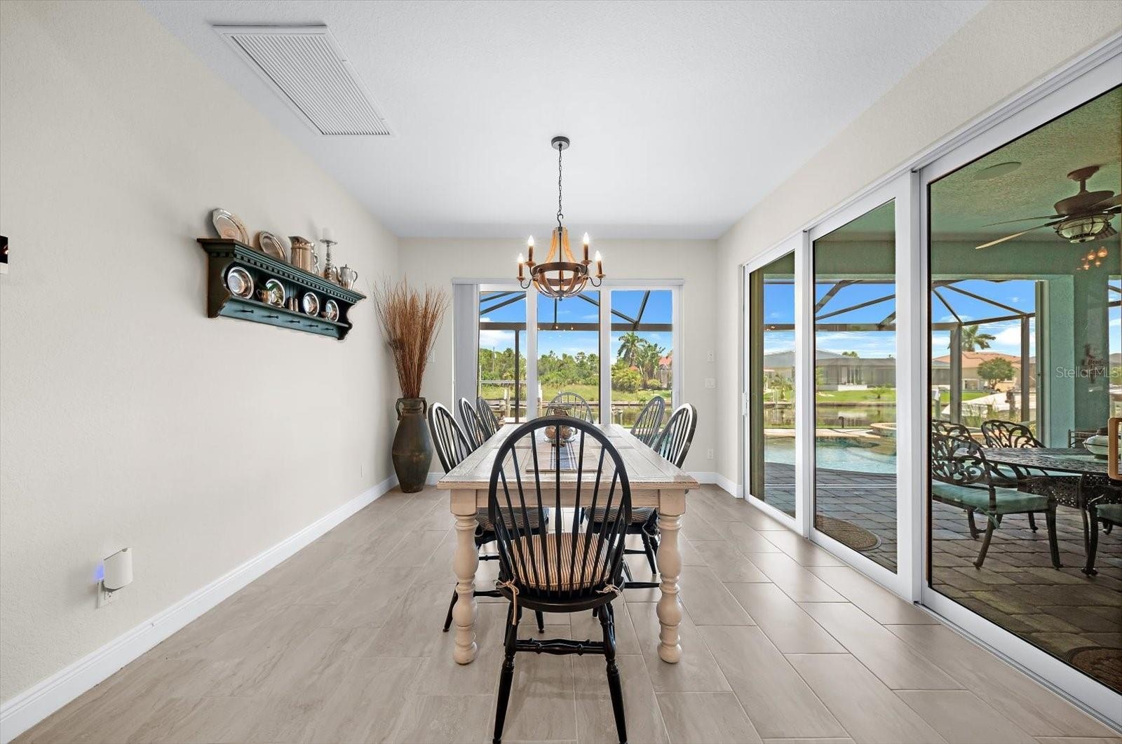 Seamless Indoor-Outdoor Dining!