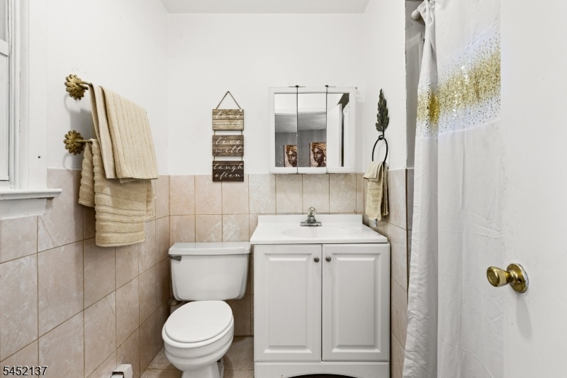 Full Bathroom2