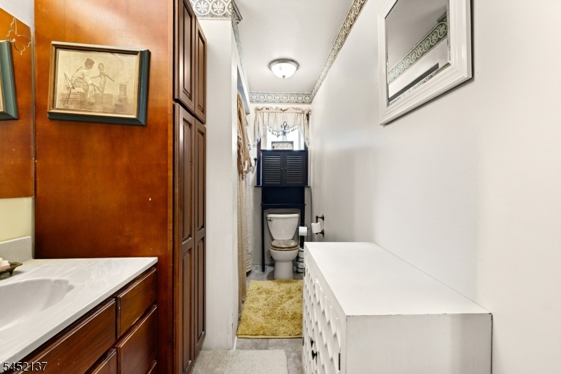 Full Bathroom 1