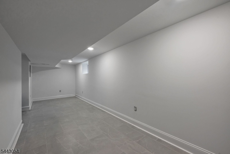 Bonus Rm to utility closet