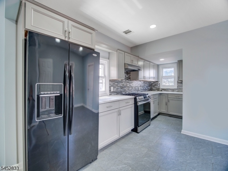 Unit 2: Eat-in Kitchen