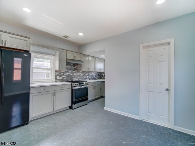 Unit 2: Eat-in Kitchen