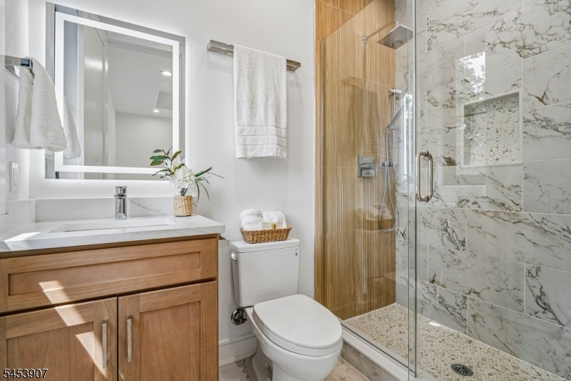 Guest En Suite Bath