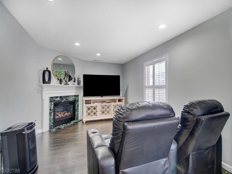 Den / 5th Bedroom