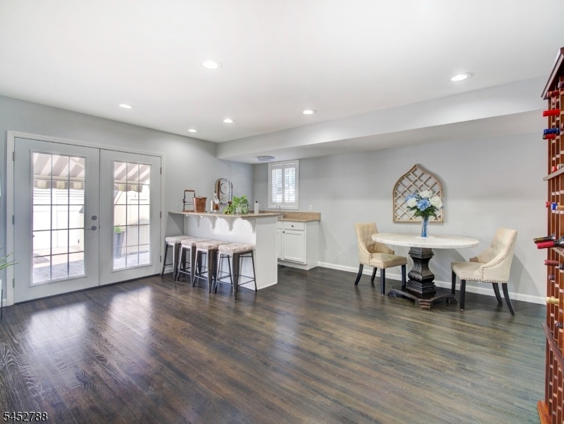 Family Room w Wet Bar