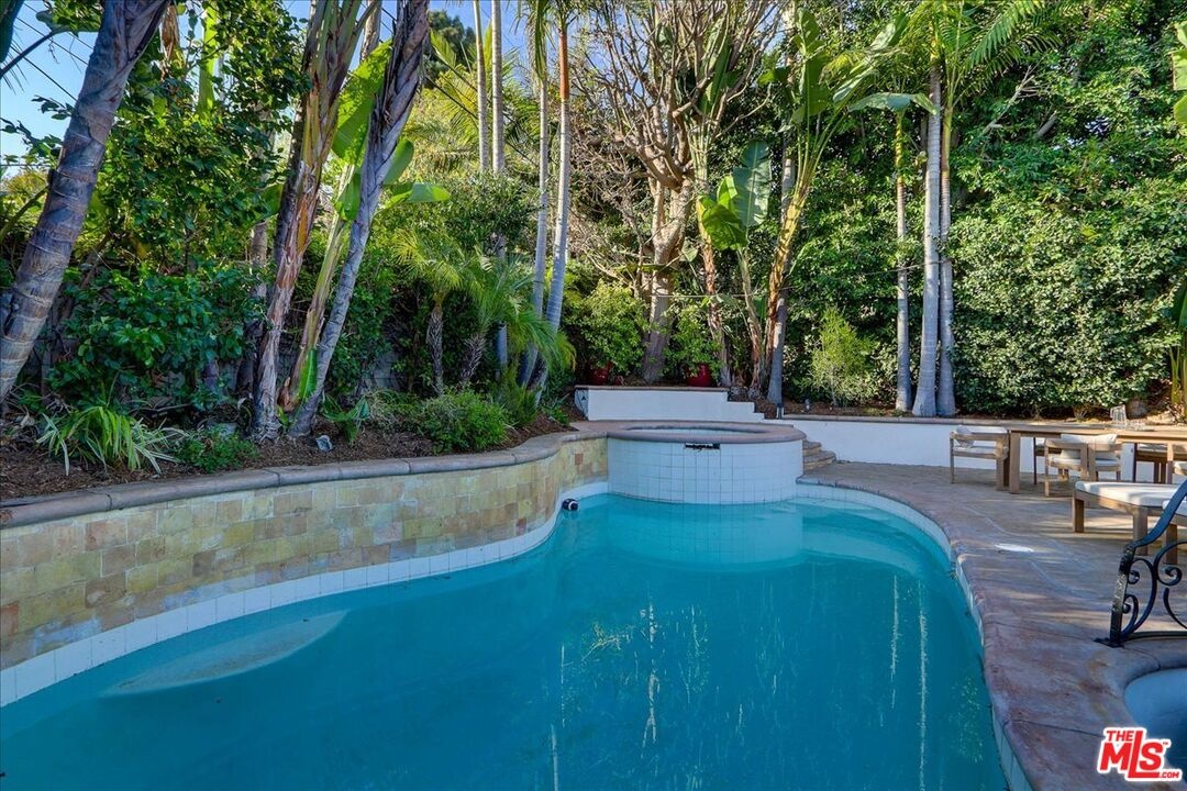 Pool w/Spa Waterfall