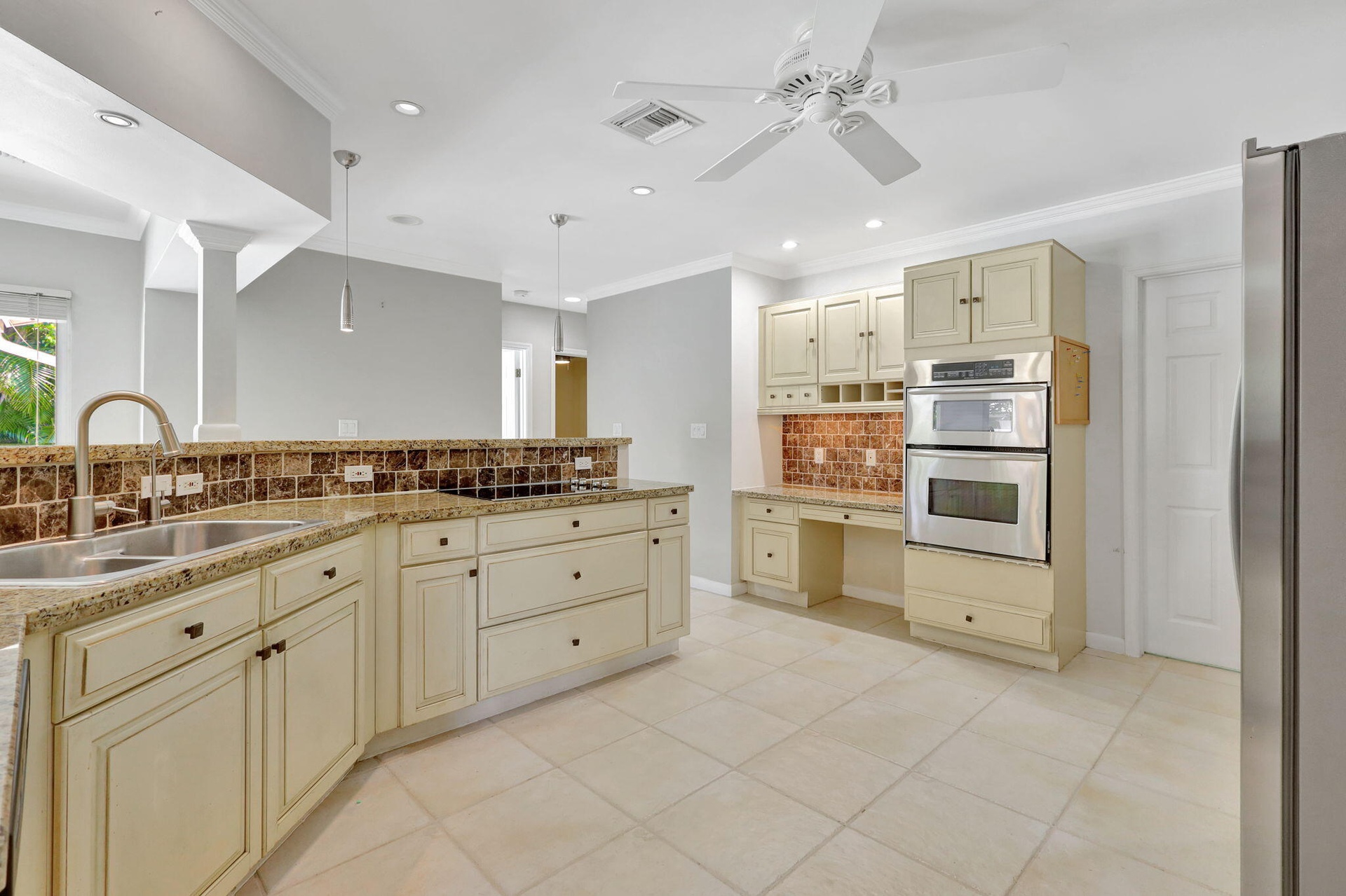 Large open plan kitchen with granite countertops