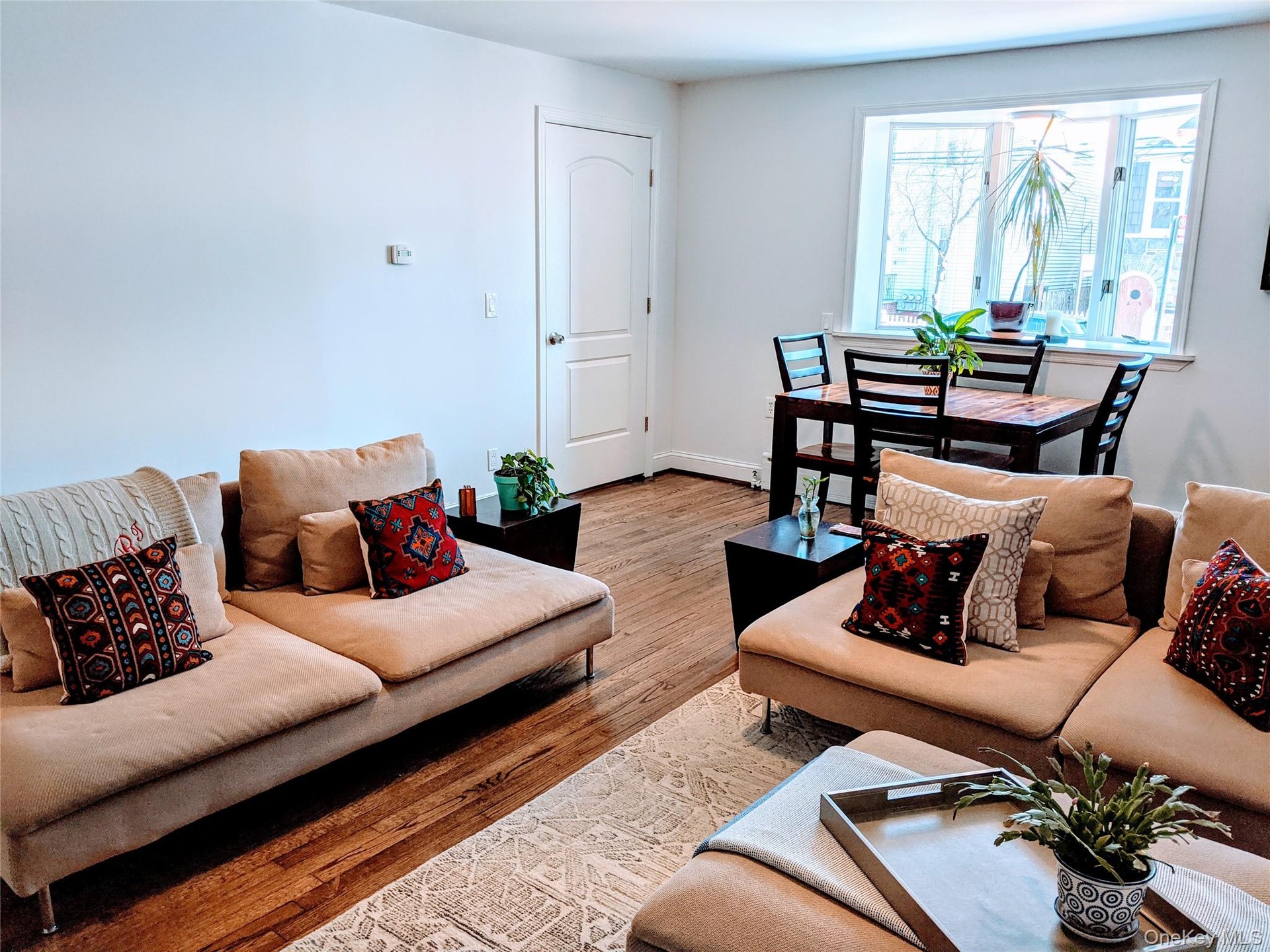 Floor 1 living room/dining area