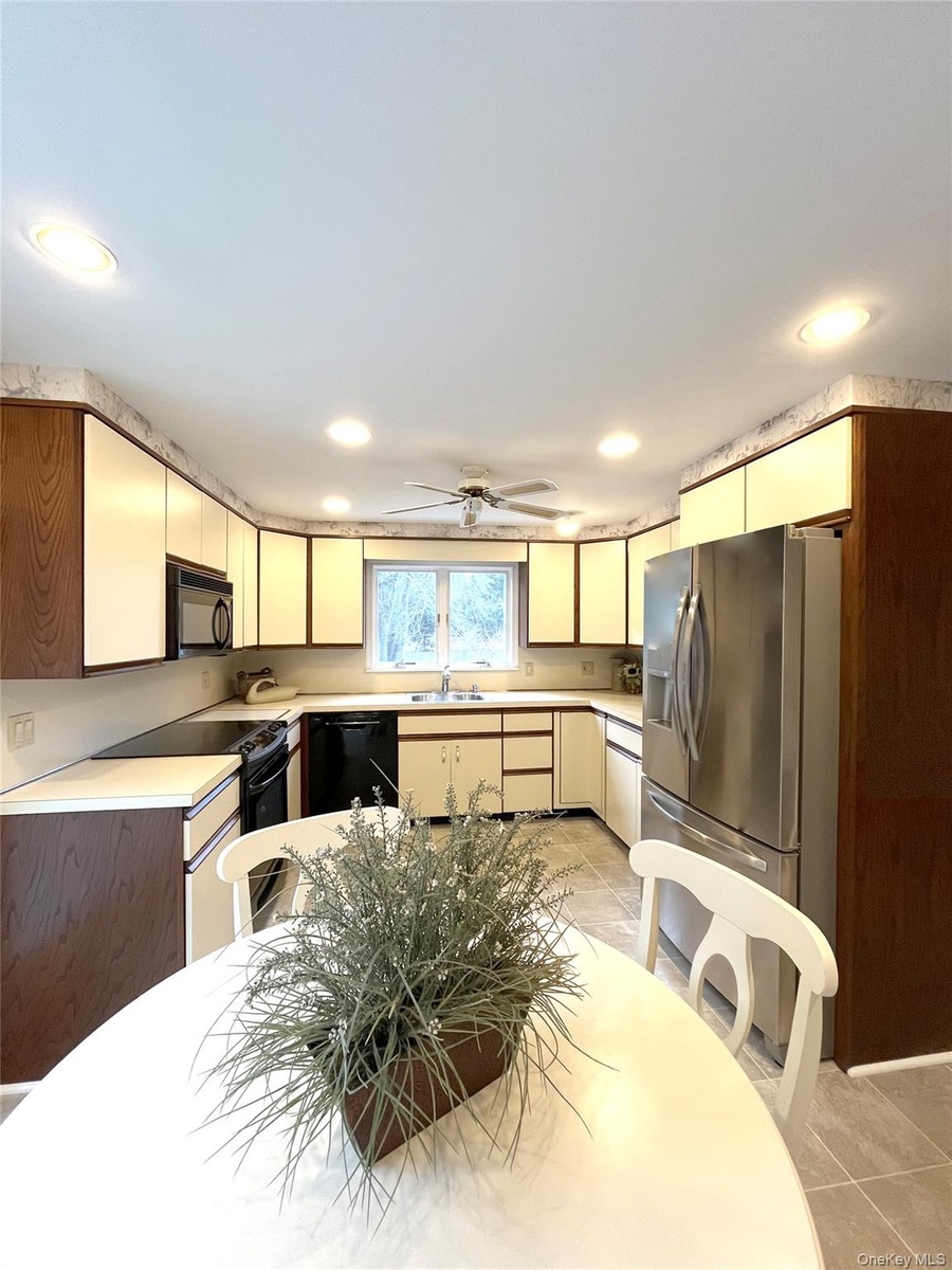 Eat-in-kitchen with sliders to deck