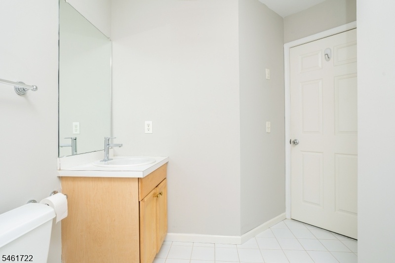 ALT MAIN BATHROOM VIEW