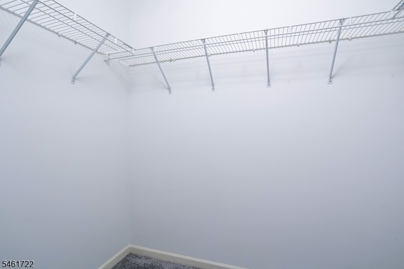MASTER WALK-IN CLOSET