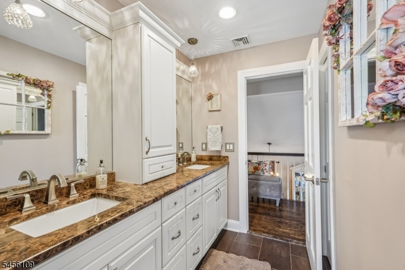 2nd Floor Full Bathroom